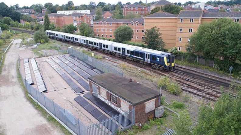 Общество: В Британии запустили первую железнодорожную линию на солнечных батареях
