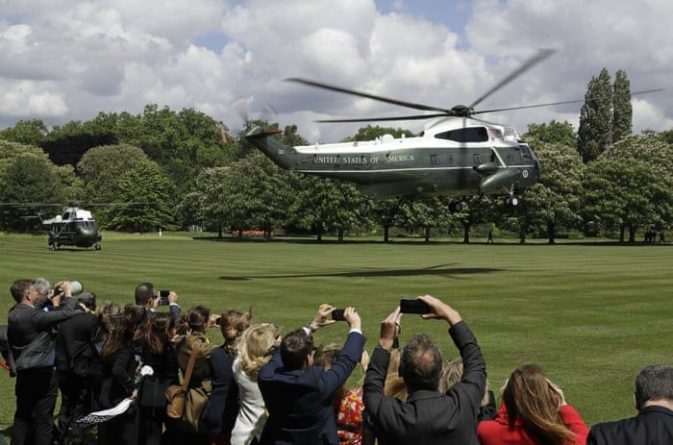 Общество: Елизавета II пожаловалась, что вертолет Трампа испортил лужайку перед Букингемским дворцом