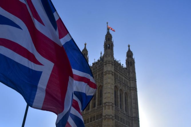 Происшествия: В Англии более одного миллиона жителей выступили против приостановки работы парламента