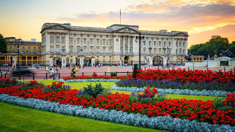 Общество: Британская королева ищет управляющего Букингемским дворцом