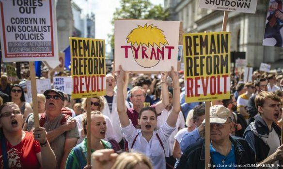 Общество: Тысячи британцев вышли на акцию протеста против решения Джонсона временно прекратить работу парламента