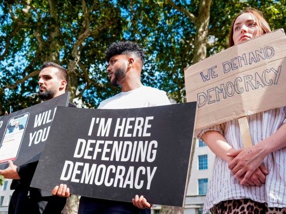 Общество: В Великобритании прошли протесты из-за остановки работы парламента  31 августа 2019, 18:14