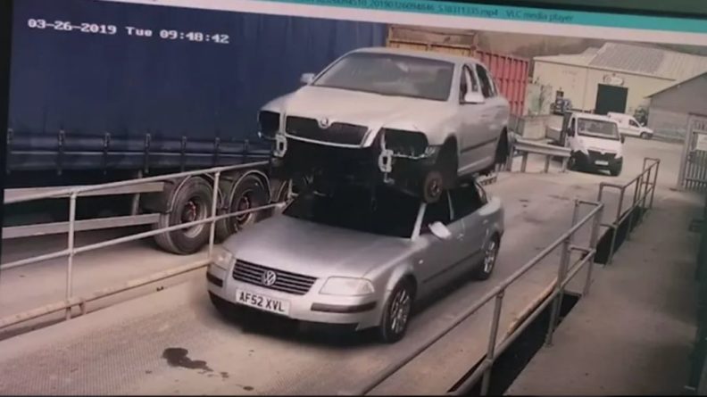 Британец был оштрафован за перевоз одной машины на крыше другой