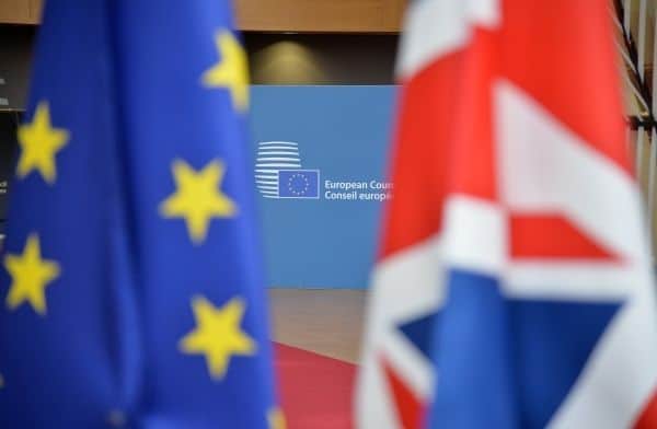 Общество: Великобритания не выйдет из ЕС без соглашения с Брюсселем