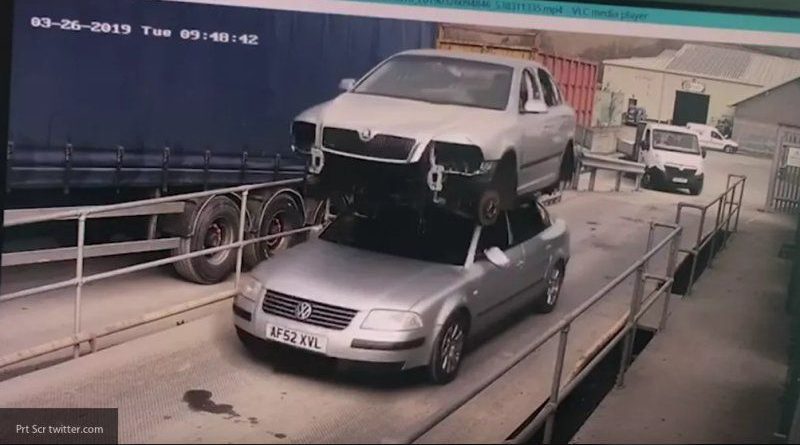 Полицейские оштрафовали британца за перевозку автомобиля на крыше своей машины 02092019 Происшествия: Полицейские оштрафовали британца за перевозку автомобиля на крыше своей машины
