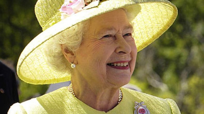 Общество: Королева троллинга: Елизавета II пошутила над не узнавшими ее туристами