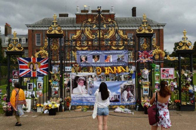 Британцы почтили память принцессы Дианы мемориалом у ворот Кенсингтонского дворца