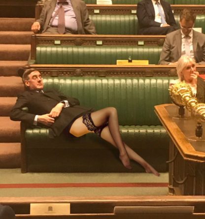 Общество: Уснувший на заседании британский политик стал героем мемов