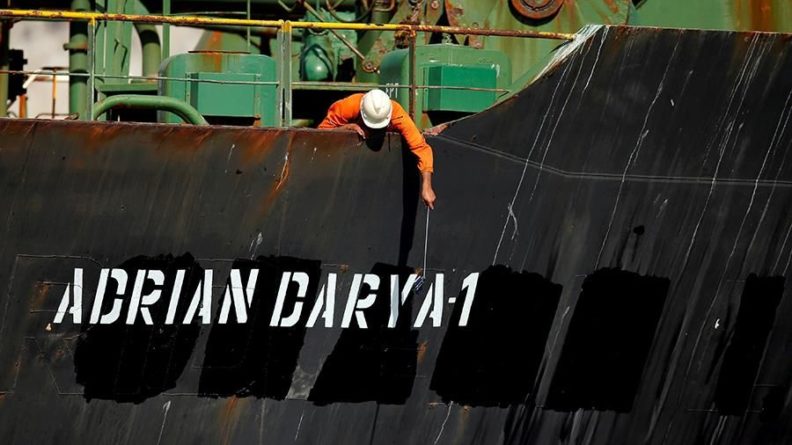 Общество: США предлагали капитану танкера Adrian Darya сдать судно за деньги