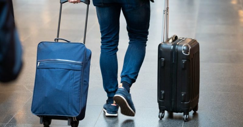 Летевший в отпуск пассажир заменил не вышедшего на работу пилота 05092019 Общество: Летевший в отпуск пассажир заменил не вышедшего на работу пилота