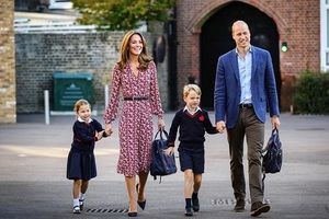 Общество: Кейт Миддлтон отвела дочь в первый класс: очаровательные фото семьи Кембриджей