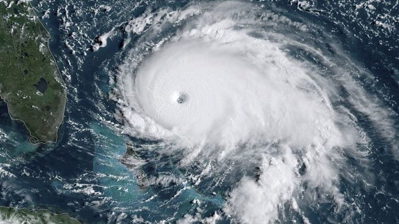 Общество: Ураган «Дориан» ослаб до первой категории