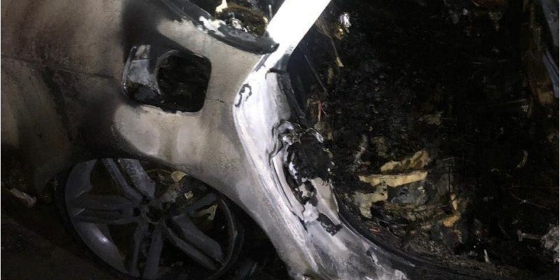 Общество: В центре Киеве облили бензином и сожгли машину невестки Гонтаревой — фото, видео