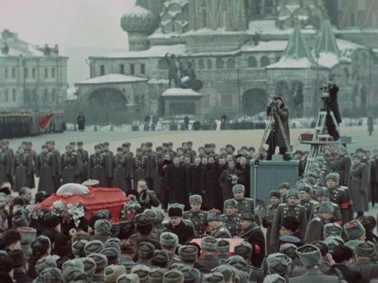 Общество: Сергей Лозница показал в Венеции похороны Сталина