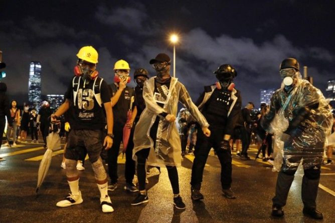 Общество: Fitch понизило рейтинг Гонконга на фоне массовых протестов