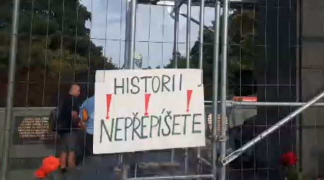 Общество: Историю не перепишете: пражане вышли на улицу в поддержку памятника Коневу