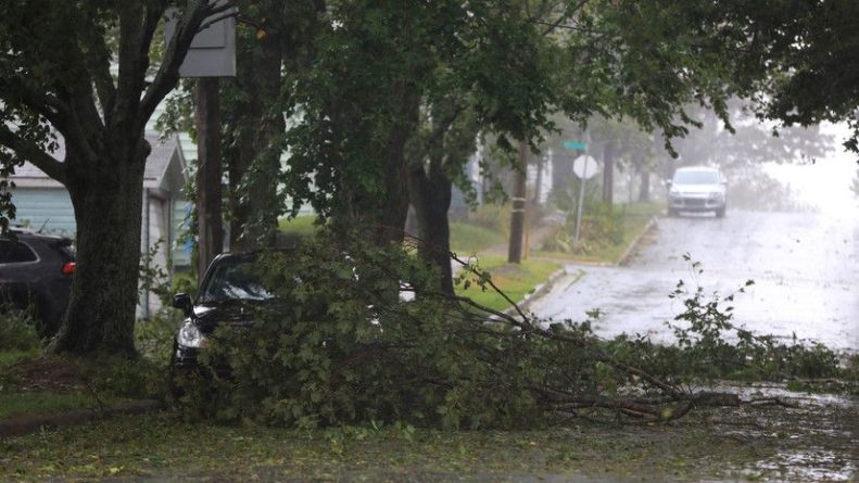 Общество: Более 300 тысяч канадцев остались без электричества из-за урагана