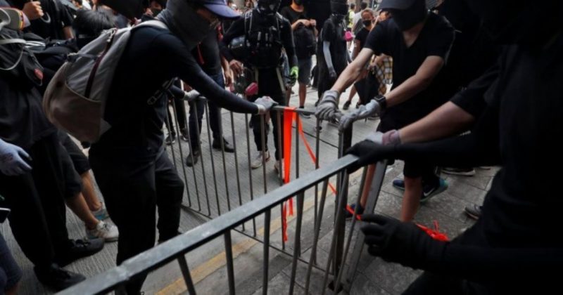 Общество: В Гонконге митингующие просят помощь у Трампа