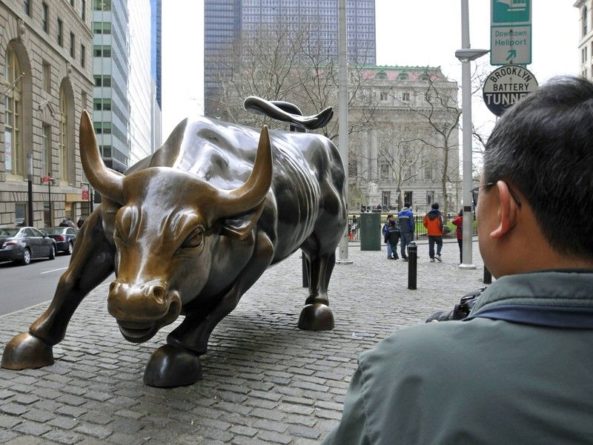 Общество: Вандал повредил статую быка на Уолл-стрит в Нью-Йорке