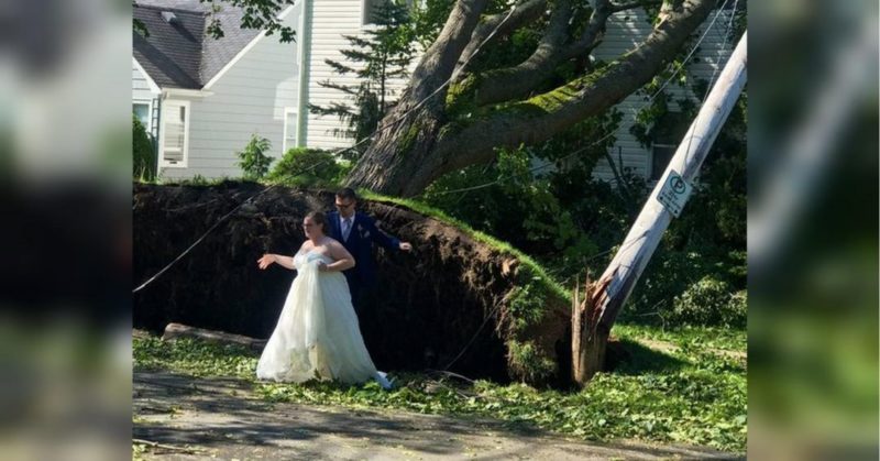 Общество: Назло урагану «Дориан»: пара сыграла свадьбу на фоне разрушений, вызванных стихией (фото)
