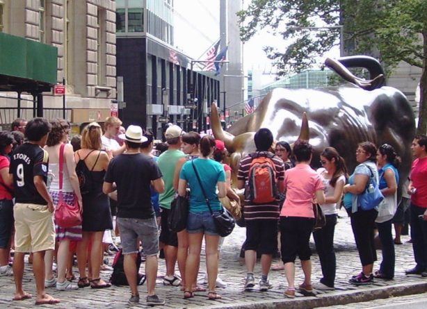 Общество: Вандал из Нью-Йорка повредил статую «Атакующего быка»