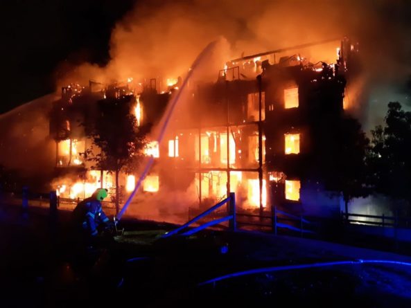 Общество: Крупный пожар произошел в Worcester Park