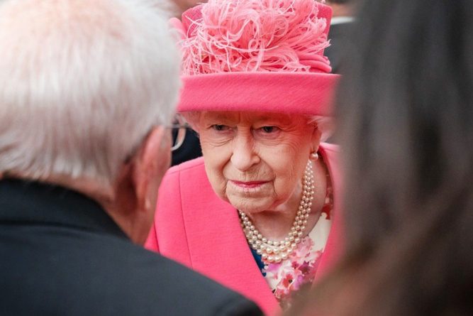 Общество: Елизавета II  утвердила законопроект о запрете жесткого «Брекзита»