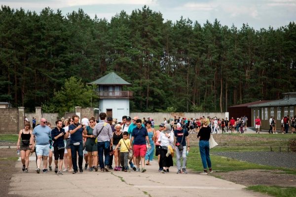 Общество: Перед посетителями концлагеря Заксенхаузен из США зиговал неизвестный