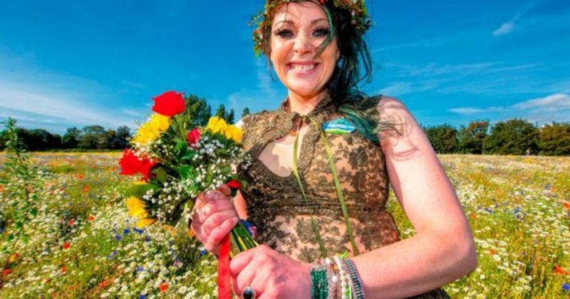 Общество: В Британии женщина "вышла замуж" за дерево, чтобы спасти парк