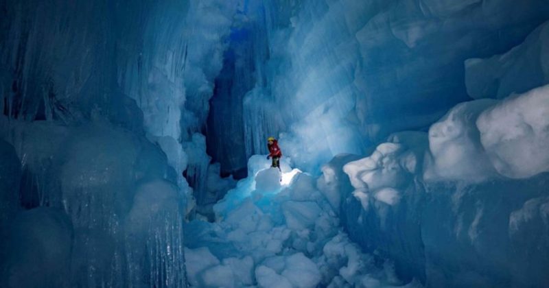 Общество: Украинцы нашли в Антарктиде потерянную ледниковую пещеру: впечатляющие фото