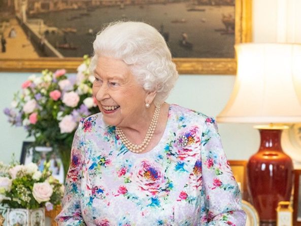 Общество: Елизавета II засыпает на простынях 22-летней давности