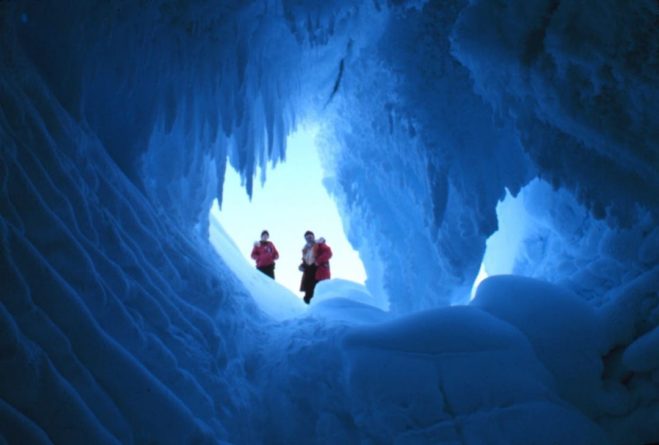 Общество: Украинцы обнаружили в Антарктиде древнюю пещеру: В ней находились…