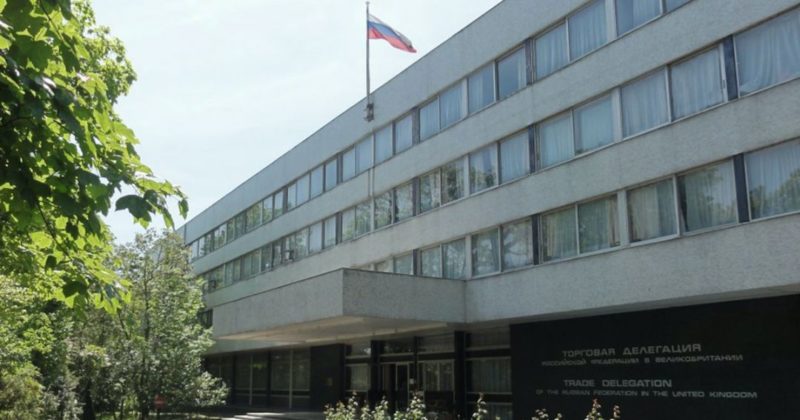 Неизвестный проник на территорию торгпредства РФ в Лондоне и повредил машины. 12092019 Общество: Неизвестный проник на территорию торгпредства РФ в Лондоне и повредил машины.