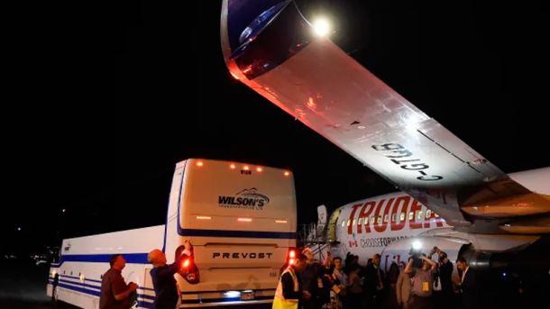 Общество: Самолет Трюдо столкнулся в аэропорту с автобусом с журналистами