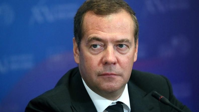 Общество: Медведев прокомментировал положение России в G8