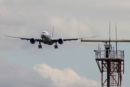 Общество: Пилот экстренно посадил самолет из-за пролитого кофе