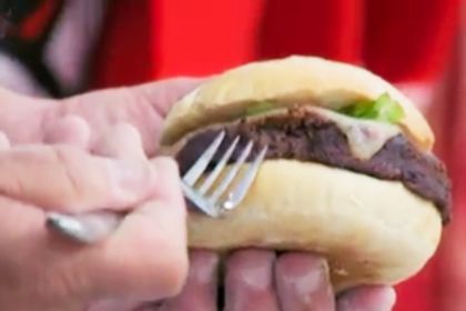 Общество: Судья кулинарного шоу разозлил зрителей странным способом есть бургеры