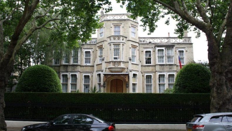 Общество: Посольство РФ призвало Лондон не вносить раскол в украинское общество