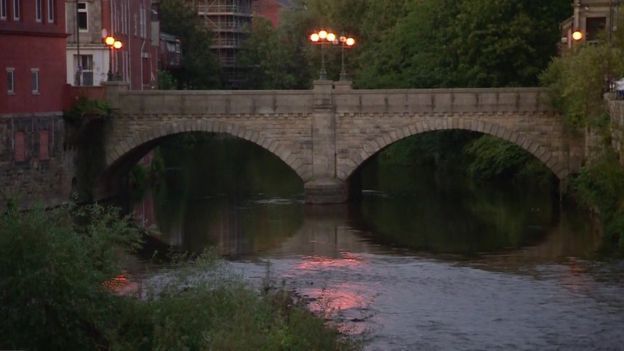 Общество: В Большом Манчестере сброшен с моста ребенок