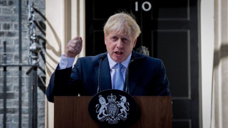 Общество: Британские СМИ заявили о готовности Джонсона проигнорировать запрет на «жесткий» Brexit