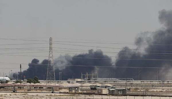 Общество: СМИ: Атака йеменских хуситов обрушила саудовскую нефтедобычу вдвое