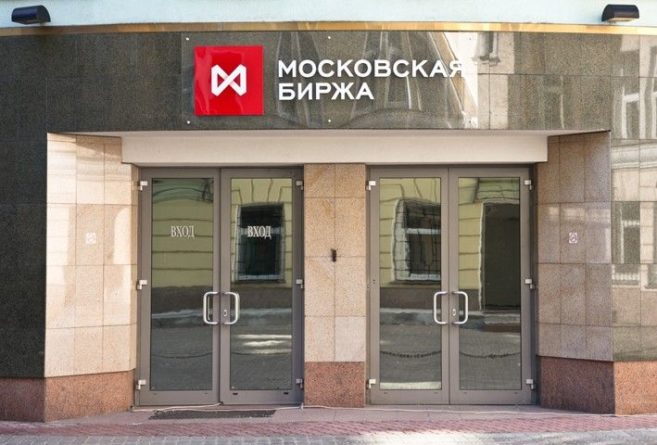 Общество: Рынок акций РФ начал неделю с роста индексов РТС и Мосбиржи