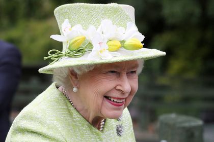 Общество: Британская королева осталась без личного бара из-за пьянства свиты