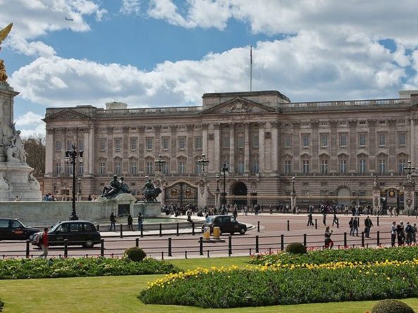 Общество: Елизавета II вернула забытую ребёнком в Букингемском дворце игрушку