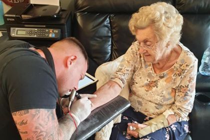 Общество: 94-летняя прабабушка сделала татуировку в память об умершем муже