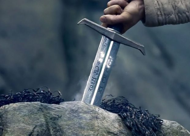 Общество: Ученые обнаружили легендарный меч короля Артура: охранялся монахами, фото