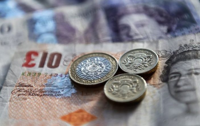 Общество: Британская валюта подешевела к доллару на фоне данных об инфляции