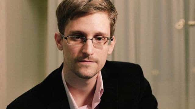 Общество: Сноуден рассказал в автобиографии о жизни в России