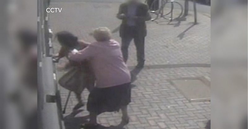 Общество: Не на ту напали: 81-летняя бабушка дала достойный отпор уличной грабительнице (видео)