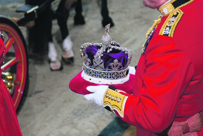 Общество: Зачем Елизавете II несколько корон